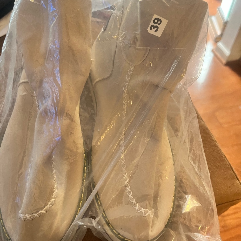 Cream very comfortable boots with fur